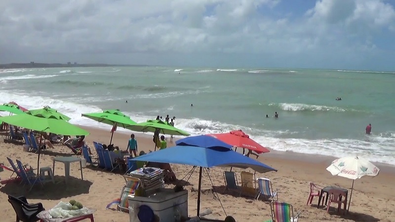 Turistas na praia de Jatiúca em Maceió Turistas na praia de Jatiúca em Maceió