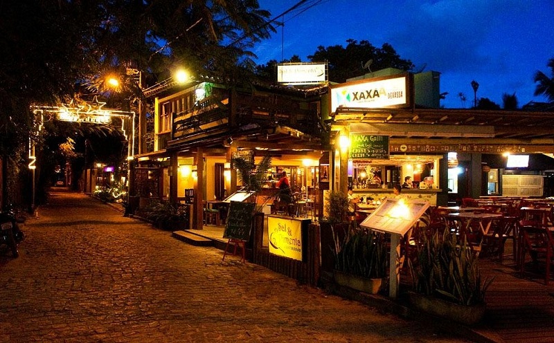 Compras na Rua do Mucugê em Arraial d'Ajuda Compras na Rua do Mucugê em Arraial d'Ajuda