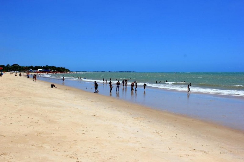 Turistas na praia de Mundaí em Porto Seguro Turistas na praia de Mundaí em Porto Seguro